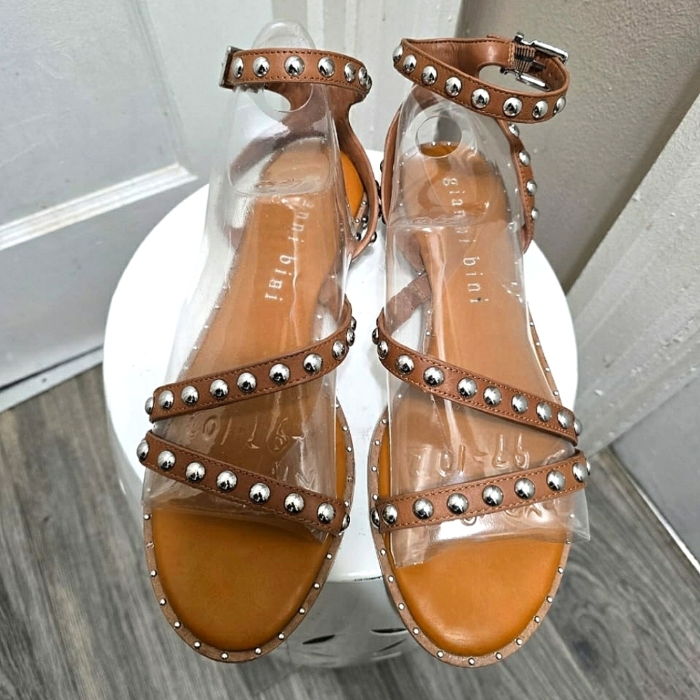 Gianni Bini Thong Studded Strappy Back Buckle Brown Leather Sandals. Size 8M🌴
